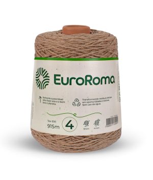 Foto com fundo branco contendo um cone do barbante euroroma n°4 de 600g na cor bege