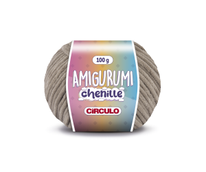 Foto com fundo branco contendo um novelo do fio amigurumi chenille círculo na cor pedra quente