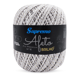 Foto com fundo branco contendo um novelo do fio afeto brilho premium n°4 supremo na cor branco com ouro