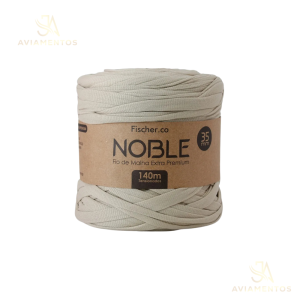 Foto com fundo branco contendo um novelo do fio de malha extra premium noble 35mm fischer cor areia