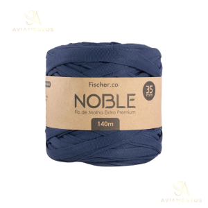Foto com fundo branco contendo um novelo do fio de malha extra premium noble 35mm fischer cor marinho