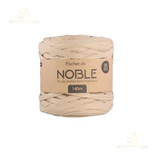 Foto com fundo branco contendo um novelo do fio de malha extra premium noble 35mm fischer cor bege