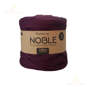 Foto com fundo branco contendo um novelo do fio de malha extra premium noble 35mm fischer cor berinjela