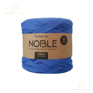 Foto com fundo branco contendo um novelo do fio de malha extra premium noble 35mm fischer cor blau