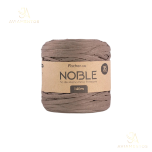 Foto com fundo branco contendo um novelo do fio de malha extra premium noble 35mm fischer cor cappuccino