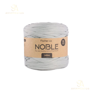 Foto com fundo branco contendo um novelo do fio de malha extra premium noble 35mm fischer cor alumínio cinza