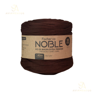 Foto com fundo branco contendo um novelo do fio de malha extra premium noble 35mm fischer cor coffee bean
