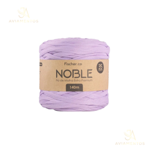 Foto com fundo branco contendo um novelo do fio de malha extra premium noble 35mm fischer cor lavanda