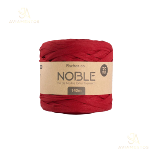 Foto com fundo branco contendo um novelo do fio de malha extra premium noble 35mm fischer cor marsala