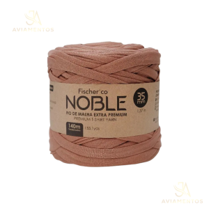 Foto com fundo branco contendo um novelo do fio de malha extra premium noble 35mm fischer cor mocha mousse