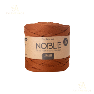 Foto com fundo branco contendo um novelo do fio de malha extra premium noble 35mm fischer cor ocre