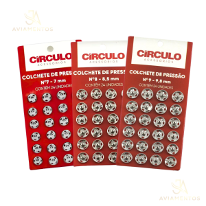 Foto do produto: 3 cartelas de Colchete de pressão prata N°7, N°8 e N°9 da Círculo com 24 unidades em cada cartela com fundo branco e a logo da JA Aviamentos