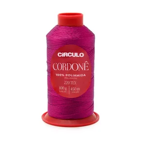 Foto com fundo branco contendo um cone do fio cordonê círculo na cor pink