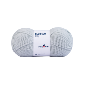 Foto com fundo branco contendo um novelo de 100g do fio club 500 pingouin na cor chalk