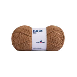 Foto com fundo branco contendo um novelo de 100g do fio club 500 pingouin na cor granola