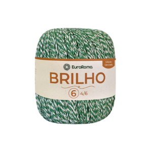 Foto com fundo branco contendo um novelo do barbante euroroma brilho verde, branco e dourado