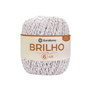 Foto com fundo branco contendo um novelo do barbante euroroma brilho branco com vermelho