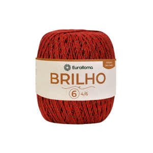 Foto com fundo branco contendo um novelo do barbante euroroma brilho vermelho com brilho verde