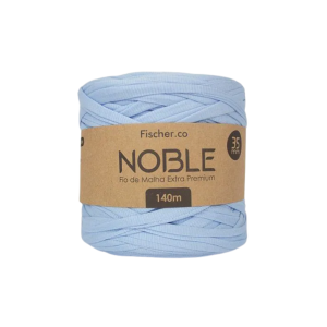 Foto com fundo branco contendo um novelo do fio de malha extra premium noble 35mm fischer cor frozen