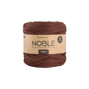 Foto com fundo branco contendo um novelo do fio de malha extra premium noble 35mm fischer cor marrom