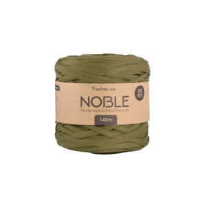 Foto com fundo branco contendo um novelo do fio de malha extra premium noble 35mm fischer cor musgo