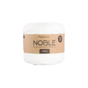 Foto com fundo branco contendo um novelo do fio de malha extra premium noble 35mm fischer cor off white