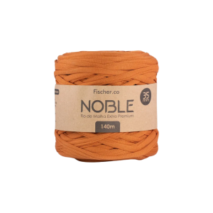 Foto com fundo branco contendo um novelo do fio de malha extra premium noble 35mm fischer cor terracota