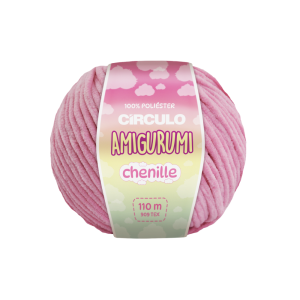Foto com fundo branco contendo um novelo do fio amigurumi chenille círculo na cor chiclete