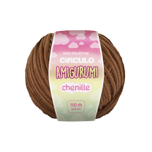 Foto com fundo branco contendo um novelo do fio amigurumi chenille círculo na cor cerâmica