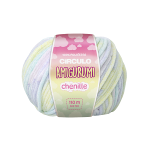 Foto com fundo branco contendo um novelo do fio amigurumi chenille círculo na cor pipoca doce