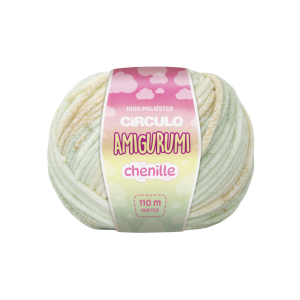 Foto com fundo branco contendo um novelo do fio amigurumi chenille círculo na cor safári