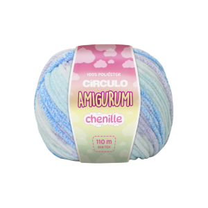 Foto com fundo branco contendo um novelo do fio amigurumi chenille círculo na cor gelato
