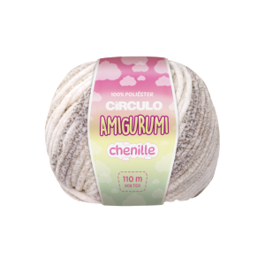 Foto com fundo branco contendo um novelo do fio amigurumi chenille círculo na cor café